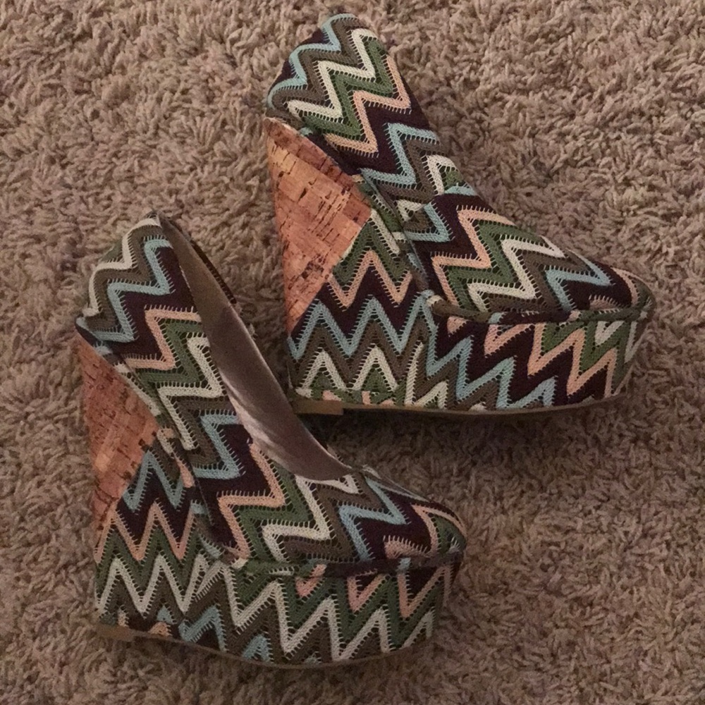 Shoe dazzle platform chevron heels